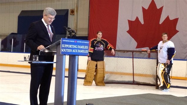 Le premier ministre Stephen Harper annonce un plan de 10 millions de dollars pour doter les arénas à travers le Canada de défibrillateurs, le 21 février 2013 à Saskatoon. Le premier ministre Stephen Harper annonce un plan de 10 millions de dollars pour doter les arénas à travers le Canada de défibrillateurs, le 21 février 2013 à Saskatoon.