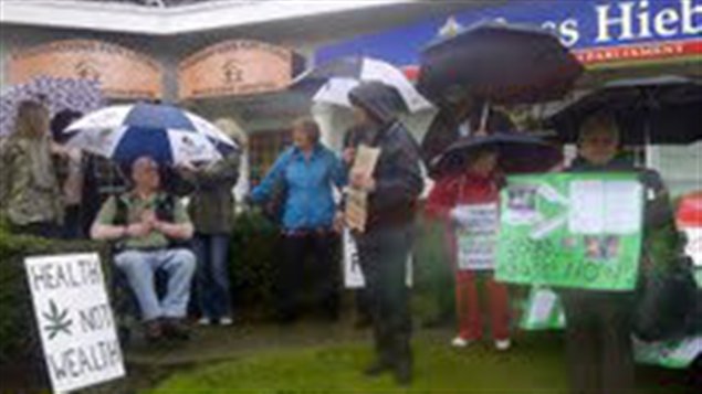 Manifestation devant les bureaux du député Hiebert Manifestation devant les bureaux du député Hiebert