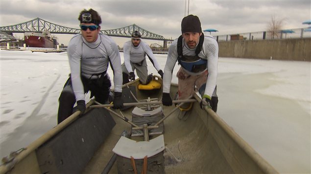 Préparatifs en vue de la course de canots à glace, au Vieux-Port de Montréal Préparatifs en vue de la course de canots à glace, au Vieux-Port de Montréal