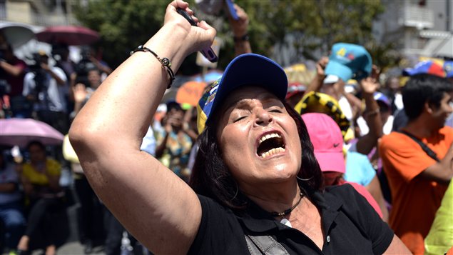 Une femme vénézuélienne manifeste à Caracas, le 23 février. Une femme vénézuélienne manifeste à Caracas, le 23 février.