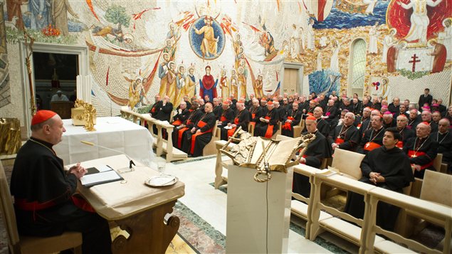 Un Cardinal s’adresse à ses confrères au Vatican, le 23 février, tandis que le pape (dans la pièce à gauche) prie. Un Cardinal s’adresse à ses confrères au Vatican, le 23 février, tandis que le pape (dans la pièce à gauche) prie.