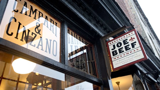 Le propriétaire du restaurant Joe Beef, David McMillan, explique que des inspecteurs de l'OQLF avaient des problèmes avec certaines décorations anglophones de son établissement. Le propriétaire du restaurant Joe Beef, David McMillan, explique que des inspecteurs de l'OQLF avaient des problèmes avec certaines décorations anglophones de son établissement.
