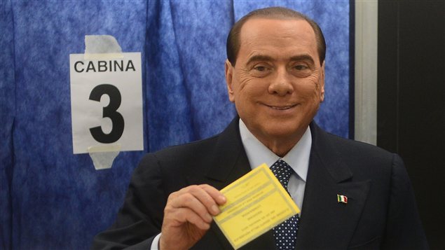 Silvio Berlusconi lors de son vote Silvio Berlusconi lors de son vote