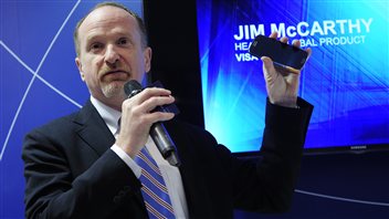 Jim McCarthy, à la tête du groupe Visa, dévoile le portefeuille numérique qui sera lancé sur le marché. Jim McCarthy, à la tête du groupe Visa, dévoile le portefeuille numérique qui sera lancé sur le marché.