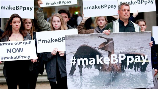 Des manifestants protestent au premier jour du procès de BP à La Nouvelle-Orléans. Des manifestants protestent au premier jour du procès de BP à La Nouvelle-Orléans.