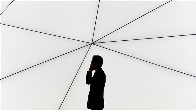 Un homme consulte son téléphone portable à l'ouverture du Congrès mondial de la téléphonie mobile qui s'est ouvert lundi, à Barcelone. Un homme consulte son téléphone portable à l'ouverture du Congrès mondial de la téléphonie mobile qui s'est ouvert lundi, à Barcelone.