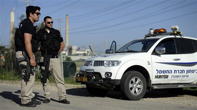 Les forces de sécurité israélienne montent la garde dans la ville d'Ashkelon, dans le sud du pays, après qu'un tir de roquette eut été lancé depuis Gaza. Les forces de sécurité israélienne montent la garde dans la ville d'Ashkelon, dans le sud du pays, après qu'un tir de roquette eut été lancé depuis Gaza.