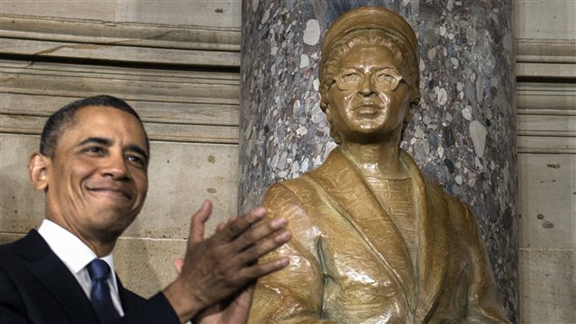 Barack Obama lors du dévoilement de la statue de Rosa Parks au Capitole. Barack Obama lors du dévoilement de la statue de Rosa Parks au Capitole.