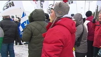 Une centaine de manifestants ont accueilli le premier ministre Stephen Harper lors de son passage à Rivière-du-Loup, ce matin. Une centaine de manifestants ont accueilli le premier ministre Stephen Harper lors de son passage à Rivière-du-Loup, ce matin.