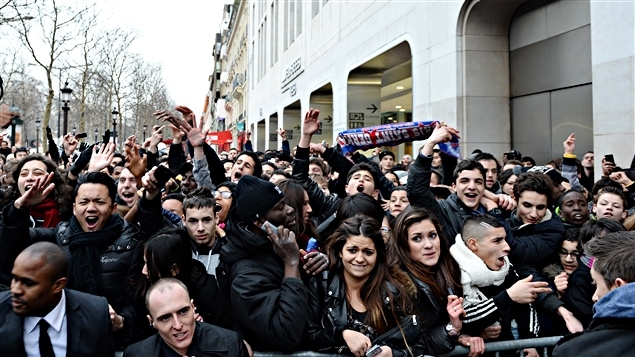 La foule venue voir Zinédine Zidane et David Beckham La foule venue voir Zinédine Zidane et David Beckham