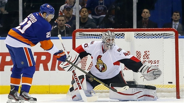 Le gardien Robin Lehner arrête un tir de Kyle Okposo des Islanders de New York. Le gardien Robin Lehner arrête un tir de Kyle Okposo des Islanders de New York.