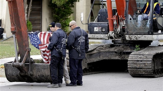 Le drapeau américain retiré de la maison maintenant détruite à Seffner, en Floride Le drapeau américain retiré de la maison maintenant détruite à Seffner, en Floride