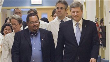 Arthur Porter (à gauche) en compagnie du premier ministre Stephen Harper en novembre 2006. Arthur Porter (à gauche) en compagnie du premier ministre Stephen Harper en novembre 2006.