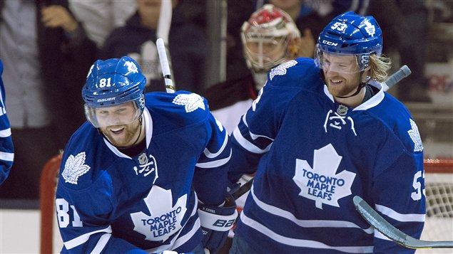 Phil Kessel et Michael Kostka. Phil Kessel et Michael Kostka.