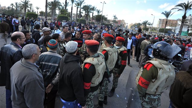 Affrontement entre la police et des protestataires à Port-Saïd. Affrontement entre la police et des protestataires à Port-Saïd.