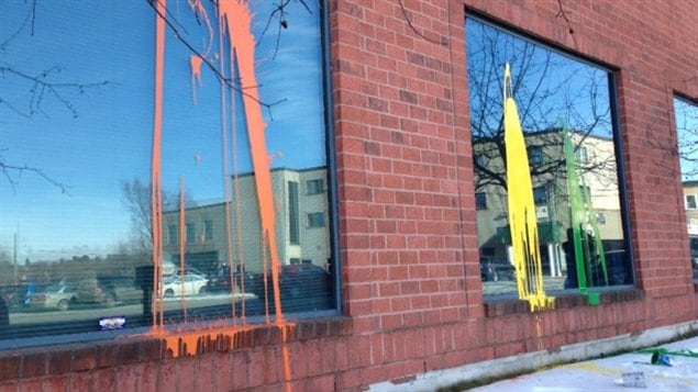 Les bureaux du député de Sherbrooke Serge Cardin sont vandalisés. Les bureaux du député de Sherbrooke Serge Cardin sont vandalisés.