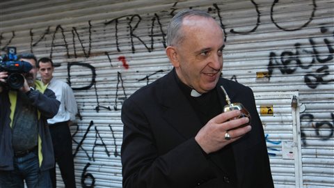Le cardinal Bergoglio buvant une boisson locale à Buenos Aires, en Argentine, le 3 mars 2013 Le cardinal Bergoglio buvant une boisson locale à Buenos Aires, en Argentine, le 3 mars 2013