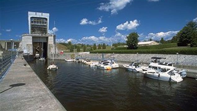Le canal de Carillon est situé sur la rivière des Outaouais. Le canal de Carillon est situé sur la rivière des Outaouais.