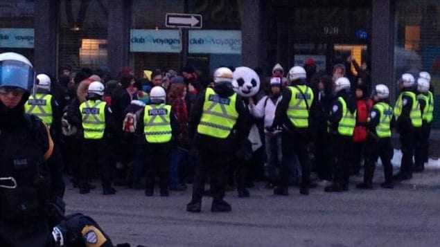 La mascotte Anarchopanda parmi les manifestants pris en souricière, le 22 mars 2013 La mascotte Anarchopanda parmi les manifestants pris en souricière, le 22 mars 2013