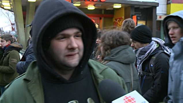 Un manifestant à Montréal le 22 mars Un manifestant à Montréal le 22 mars