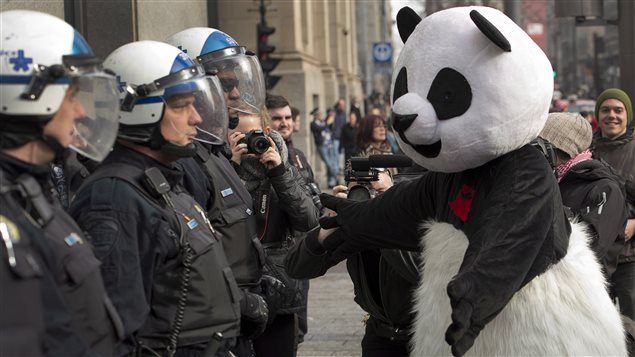 Anarchopanda et des policiers du SPVM au début d'une manifestation contre l'indexation des droits de scolarité le 26 février 2013. Anarchopanda et des policiers du SPVM au début d'une manifestation contre l'indexation des droits de scolarité le 26 février 2013.