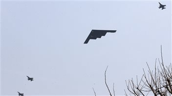 Des bombardiers B-2 américains larguent des munitions sur une île sud-coréenne le 28 mars 2013, dans le cadre d'un exercice militaire conjoint. Des bombardiers B-2 américains larguent des munitions sur une île sud-coréenne le 28 mars 2013, dans le cadre d'un exercice militaire conjoint.