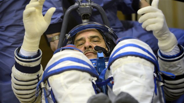 Le cosmonaute Pavel Vinogradov essaie son habit avant le départ de la capsule Soyouz. Le cosmonaute Pavel Vinogradov essaie son habit avant le départ de la capsule Soyouz.