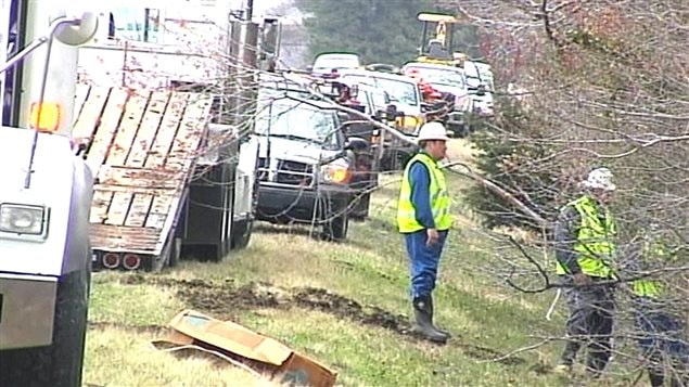 Des travailleurs sur les lieux de de l'incident Des travailleurs sur les lieux de de l'incident