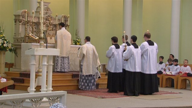 Les paroissiens sont heureux de pouvoir prier dans leur nouveau lieu de culte.