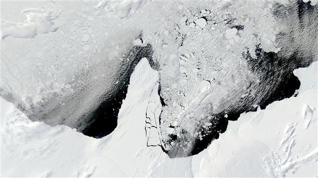 Image satellite prise en janvier 2010 par l'observatoire de la terre de la Nasa et illustrant une langue de glace, dans l'Antarctique Image satellite prise en janvier 2010 par l'observatoire de la terre de la Nasa et illustrant une langue de glace, dans l'Antarctique