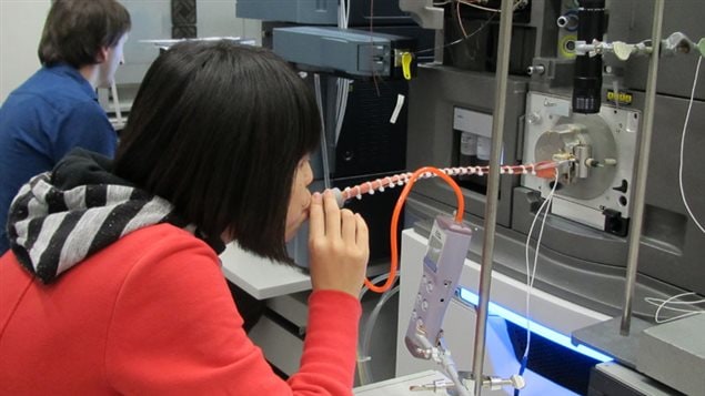 L'appareil utilisé pour analyser l'haleine est imposant L'appareil utilisé pour analyser l'haleine est imposant