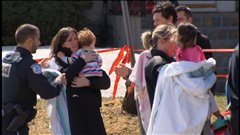 Des policiers transportent les enfants de la garderie dans des autobus. Des policiers transportent les enfants de la garderie dans des autobus.