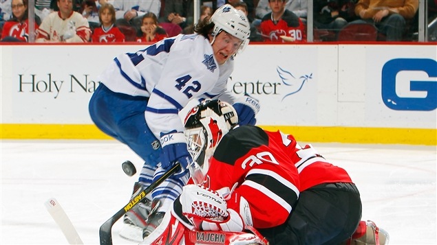 Tyler Bozak des Maple Leafs de Toronto et Martin Brodeur des Devils du New Jersey Tyler Bozak des Maple Leafs de Toronto et Martin Brodeur des Devils du New Jersey