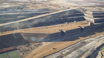 La mine actuelle Jackpine de Shell dans les sables bitumineux au nord de Fort McMurray en Alberta. La mine actuelle Jackpine de Shell dans les sables bitumineux au nord de Fort McMurray en Alberta.