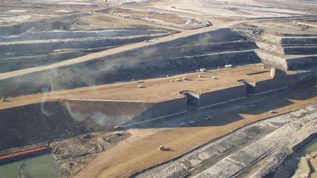 La mine actuelle Jackpine de Shell dans les sables bitumineux au nord de Fort McMurray en Alberta. La mine actuelle Jackpine de Shell dans les sables bitumineux au nord de Fort McMurray en Alberta.