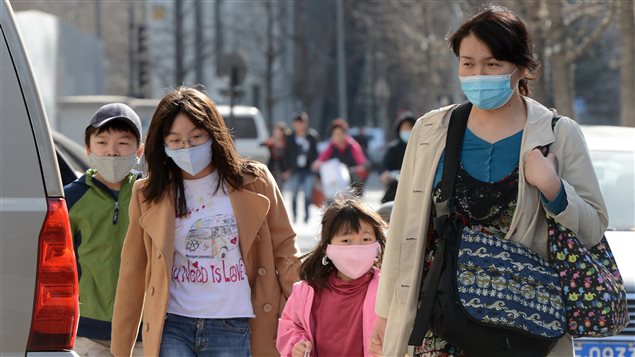 Les membres d’une famille chinoise portent des masques pour se protéger de la pollution de l’air, le 27 mars 2013. Les membres d’une famille chinoise portent des masques pour se protéger de la pollution de l’air, le 27 mars 2013.