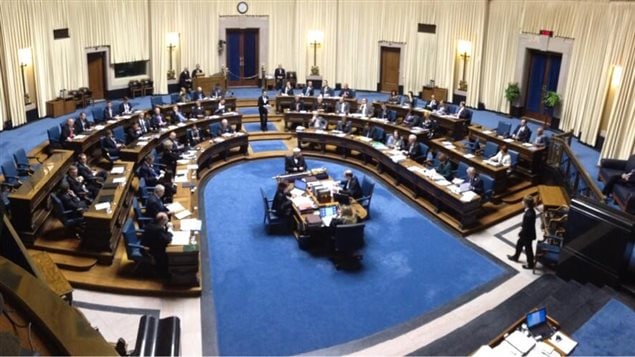 Les membres de l'Assemblée législative du Manitoba sont réunis pour le dépôt du budget, le 16 avril 2013, à Winnipeg. Les membres de l'Assemblée législative du Manitoba sont réunis pour le dépôt du budget, le 16 avril 2013, à Winnipeg.