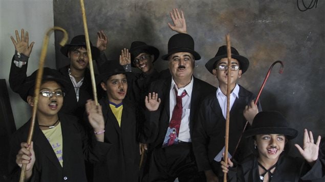 Des membres du fan-club Charlie Circle célèbrent l'anniversaire de Charlie Chaplin Des membres du fan-club Charlie Circle célèbrent l'anniversaire de Charlie Chaplin
