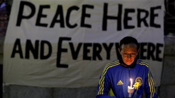 Lizzie Lee, 56 ans, originaire de l'État de Washington, qui participait à son premier marathon de Boston, rend hommage aux victimes. Lizzie Lee, 56 ans, originaire de l'État de Washington, qui participait à son premier marathon de Boston, rend hommage aux victimes.