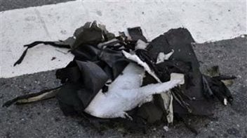 Des débris de nylon noir pouvant provenir d'un sac ayant servi à transporter l'une des bombes. Des débris de nylon noir pouvant provenir d'un sac ayant servi à transporter l'une des bombes.