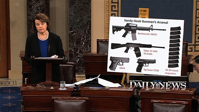 La sénatrice démocrate Dianne Feinstein parlant du contrôle des armes. La sénatrice démocrate Dianne Feinstein parlant du contrôle des armes.