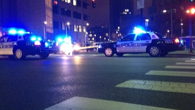 Les policiers bouclent le périmètre autour de l'Institu de technologie du Massachusetts (MIT), à Boston. Les policiers bouclent le périmètre autour de l'Institu de technologie du Massachusetts (MIT), à Boston.