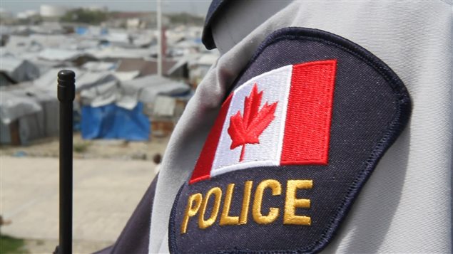 Un policier canadien de la MINUSTAH Un policier canadien de la MINUSTAH