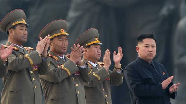 Le chef d'État nord-coréen Kim Jong-Un applaudit lors du dévoilement de statues représentant les anciens dirigeants Kim Il-Sung et Kim Jong-Il. Le chef d'État nord-coréen Kim Jong-Un applaudit lors du dévoilement de statues représentant les anciens dirigeants Kim Il-Sung et Kim Jong-Il.