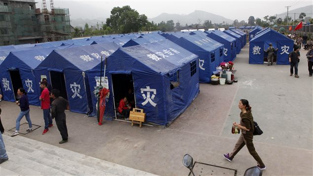 Dans la province de Sichuan en Chine, les secours médicaux s'organisent sous les tentes après le séisme de samedi Dans la province de Sichuan en Chine, les secours médicaux s'organisent sous les tentes après le séisme de samedi