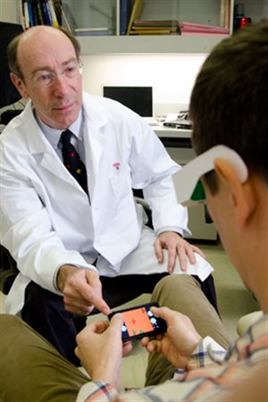 Le Dr Robert Hess et un patient Le Dr Robert Hess et un patient
