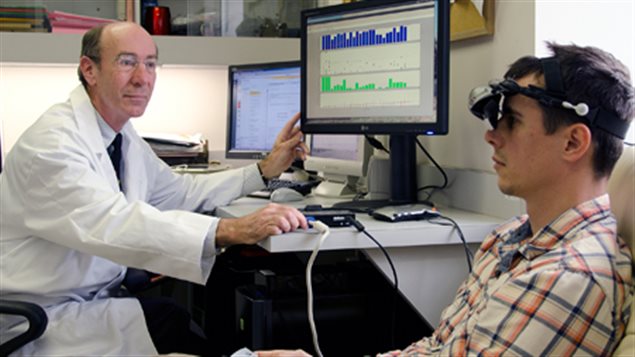 Robert Hess et un patient jouant au Tetris Robert Hess et un patient jouant au Tetris