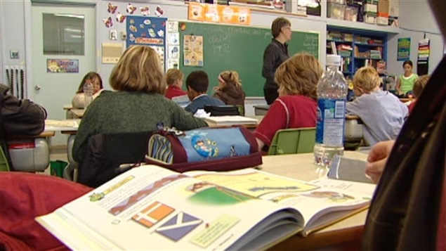 Des enfants dans une classe de niveau élémentaire Des enfants dans une classe de niveau élémentaire