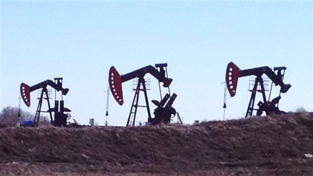 Des puits de pétrole à Virden, au Manitoba, le 3 mai 2013. Des puits de pétrole à Virden, au Manitoba, le 3 mai 2013.