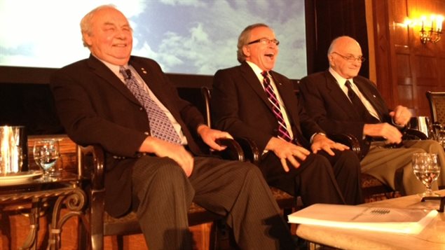 De gauche à droite, les anciens premiers ministres manitobains Ed Schreyer, Gary Filmon et Howard Pawley sont réunis lors d'un sommet sur l'avenir de la province, le 9 mai 2013 à Winnipeg. De gauche à droite, les anciens premiers ministres manitobains Ed Schreyer, Gary Filmon et Howard Pawley sont réunis lors d'un sommet sur l'avenir de la province, le 9 mai 2013 à Winnipeg.